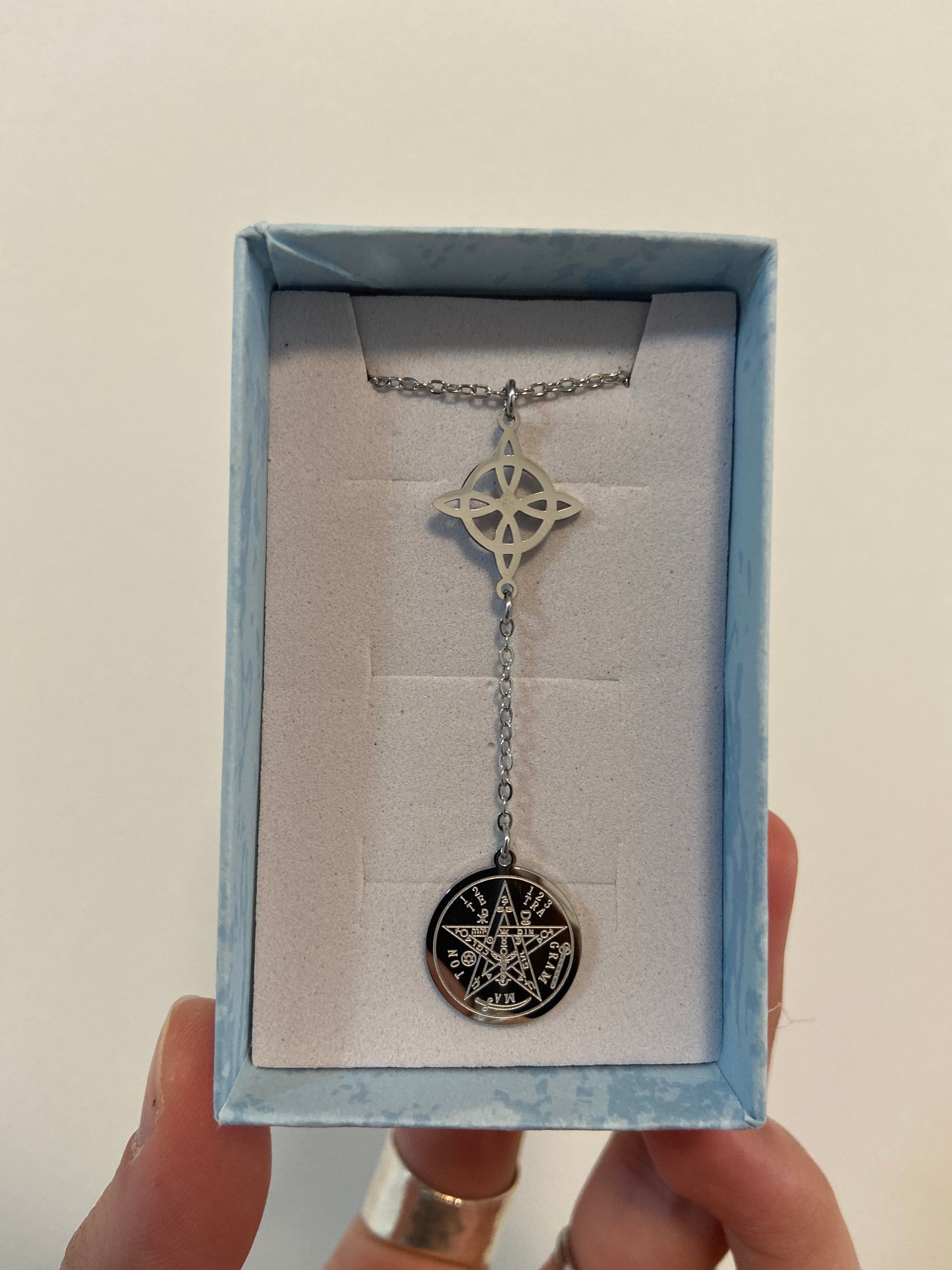 Colgante Nudo de bruja y Tetragramatón Acero