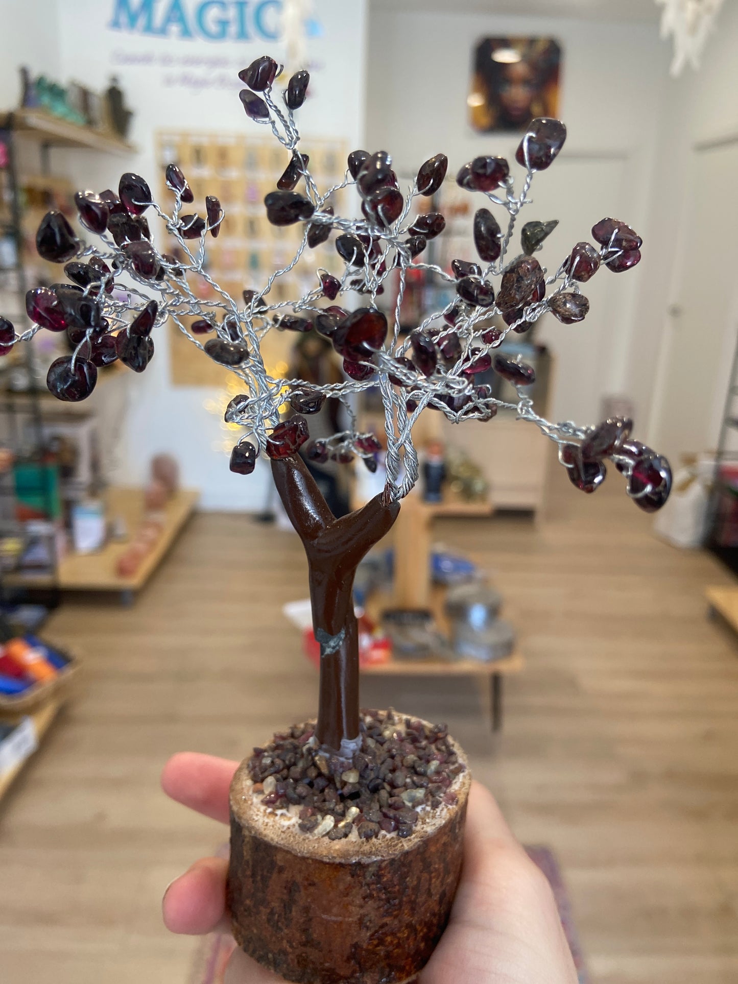 Árbol con base de madera y mineral de granate!!