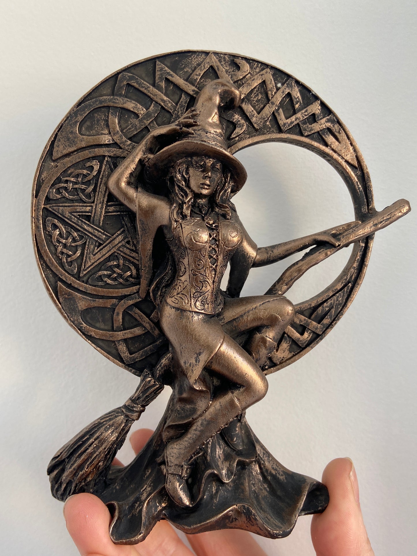 Figura Bruja con Luna Y Simbologías