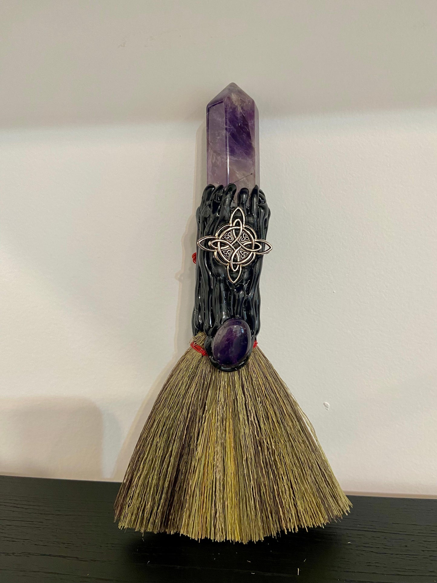 Escoba 🧹 de bruja con amatista y nudo de bruja.