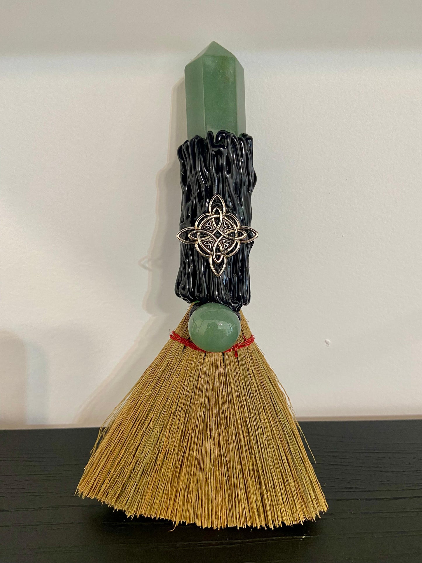 Escoba de bruja con jade verde 🍀y nudo de bruja 🧹