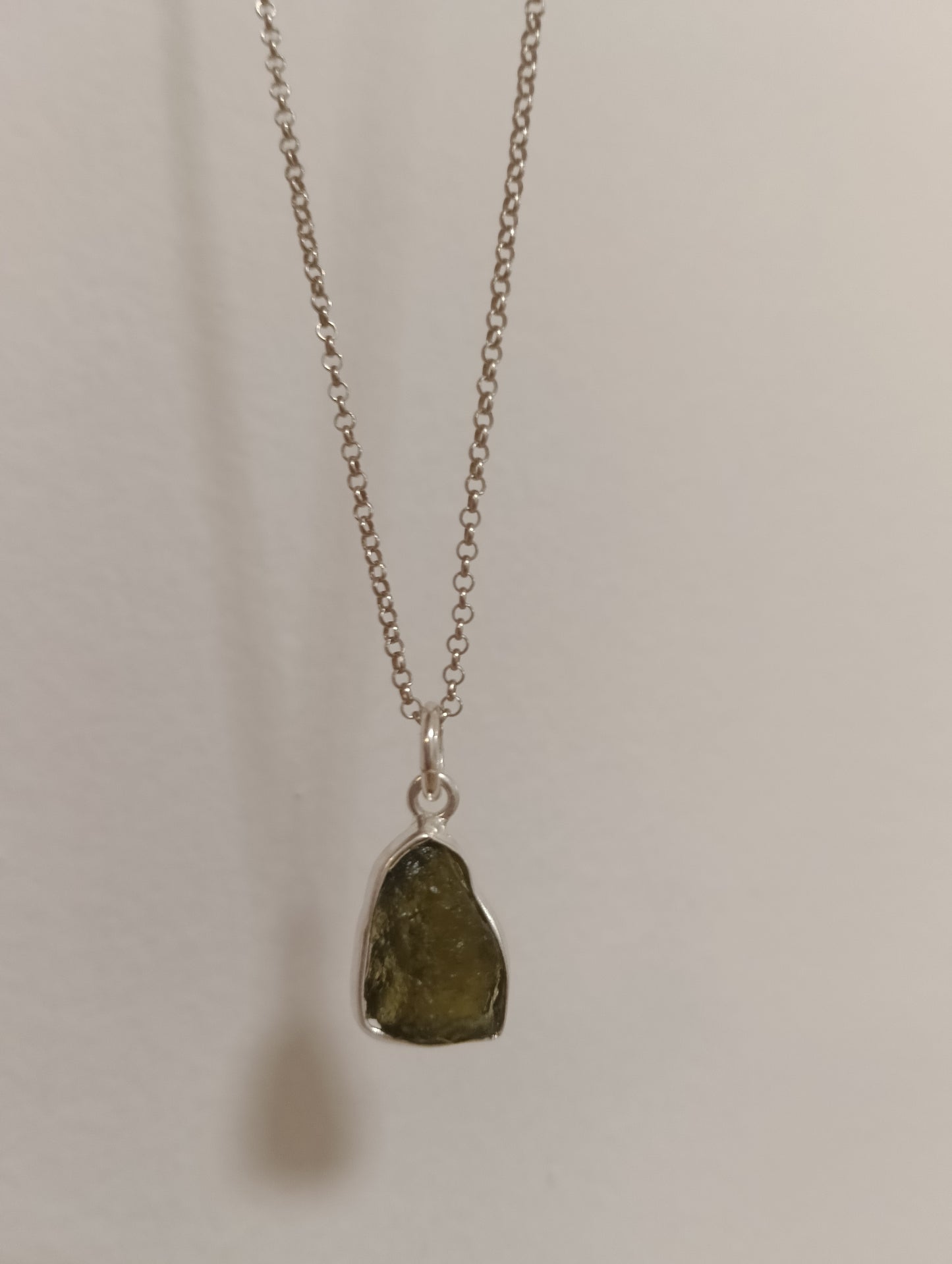 Moldavita en plata.