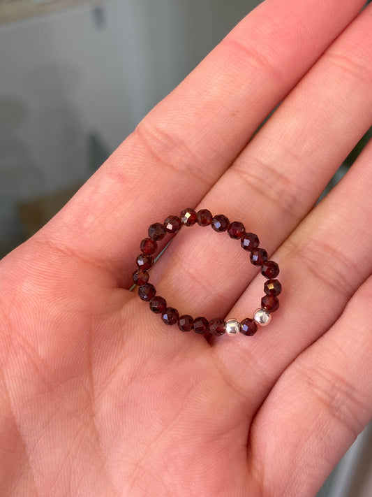 Anillo Elastico Granate con Plata