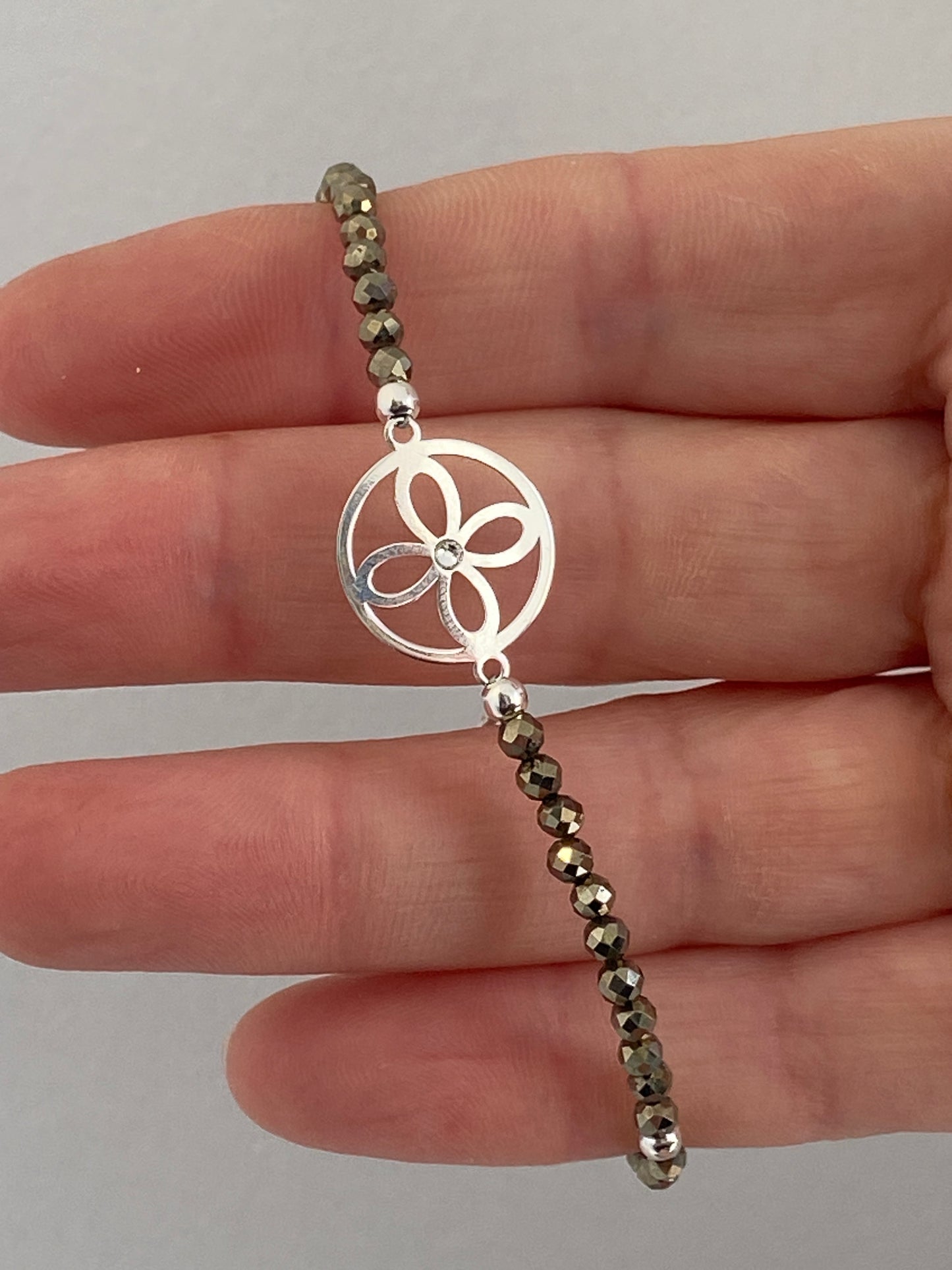 Pulsera de plata, pirita con el sigilo de la abundancia.