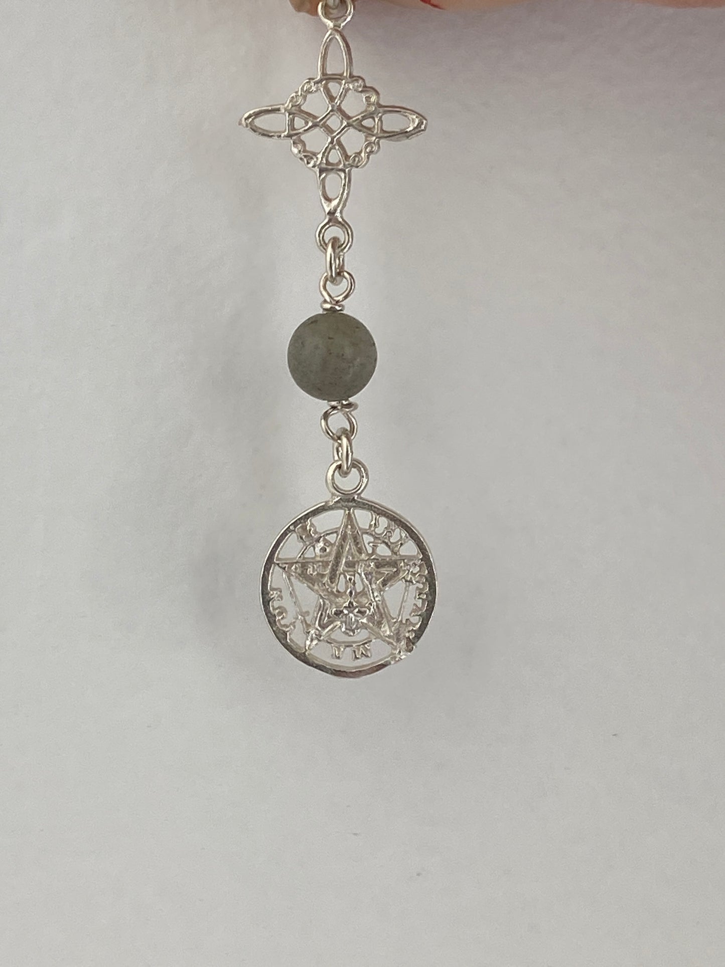 Colgante Triple Protección Plata (Nudo Bruja, Labradorita y Tetragramatón)