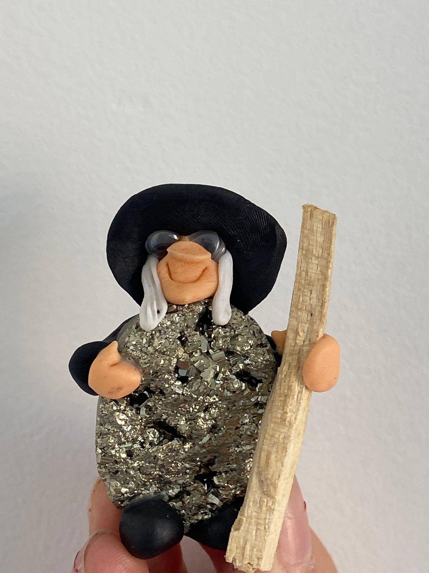 Figura Bruja Con Pirita y Palo Santo