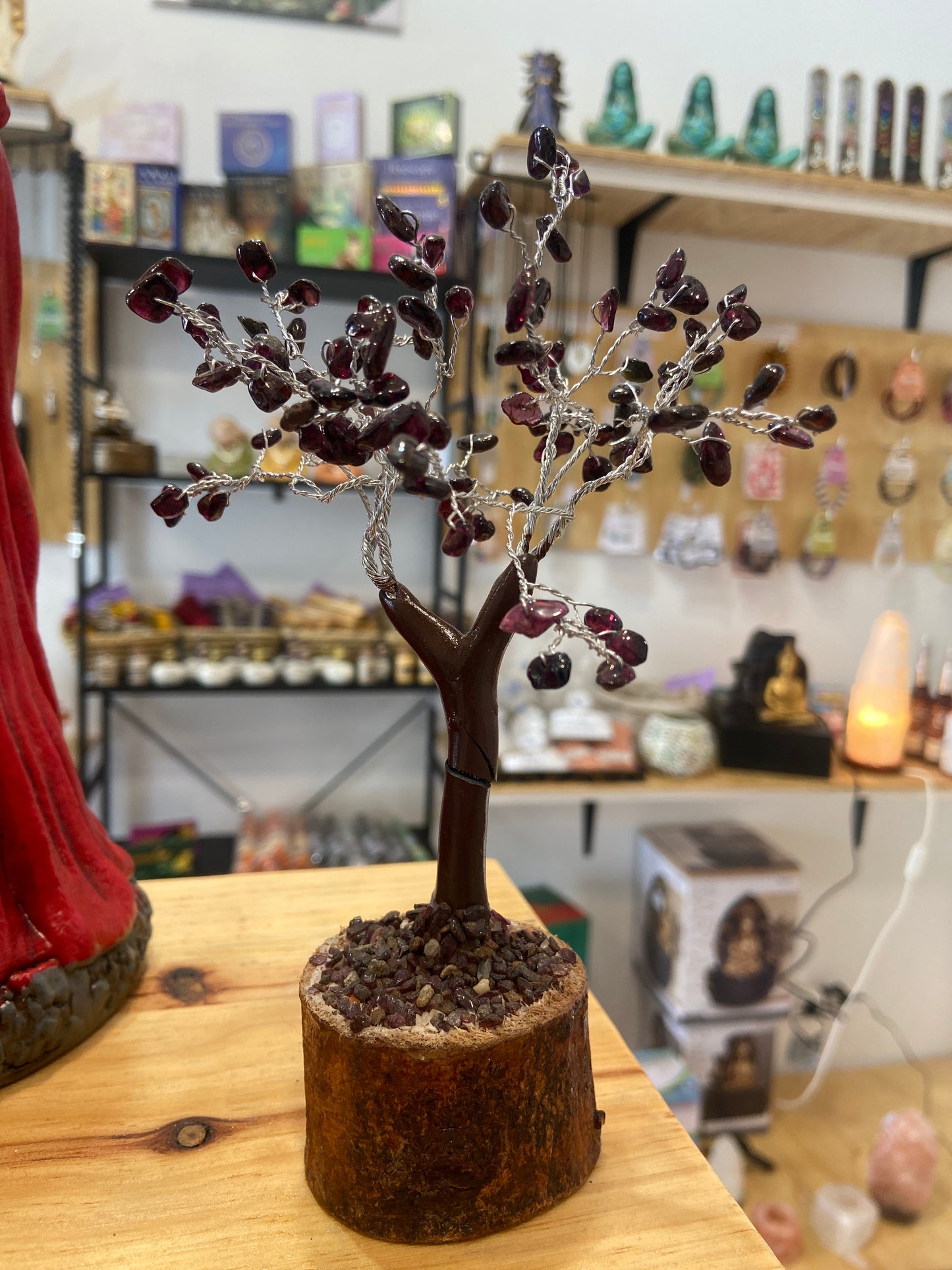 Árbol con base de madera 🪾 y mineral de granate!!