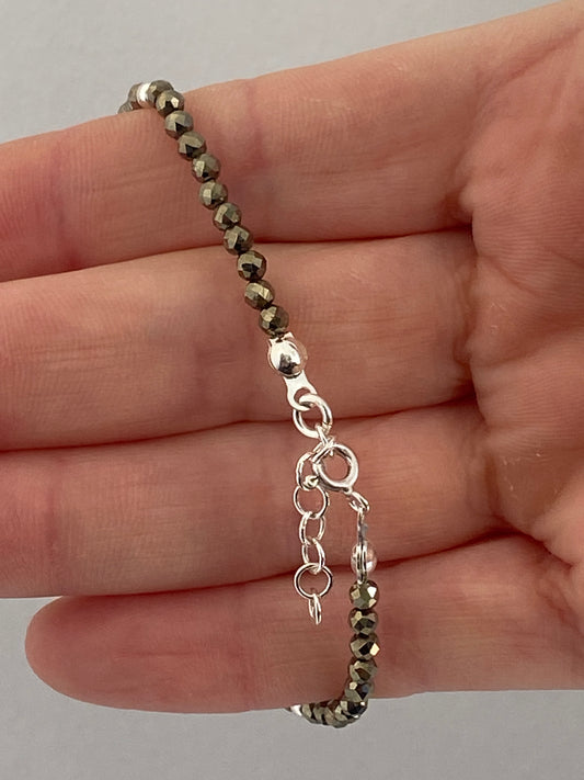 Pulsera de plata, pirita con el sigilo de la abundancia.