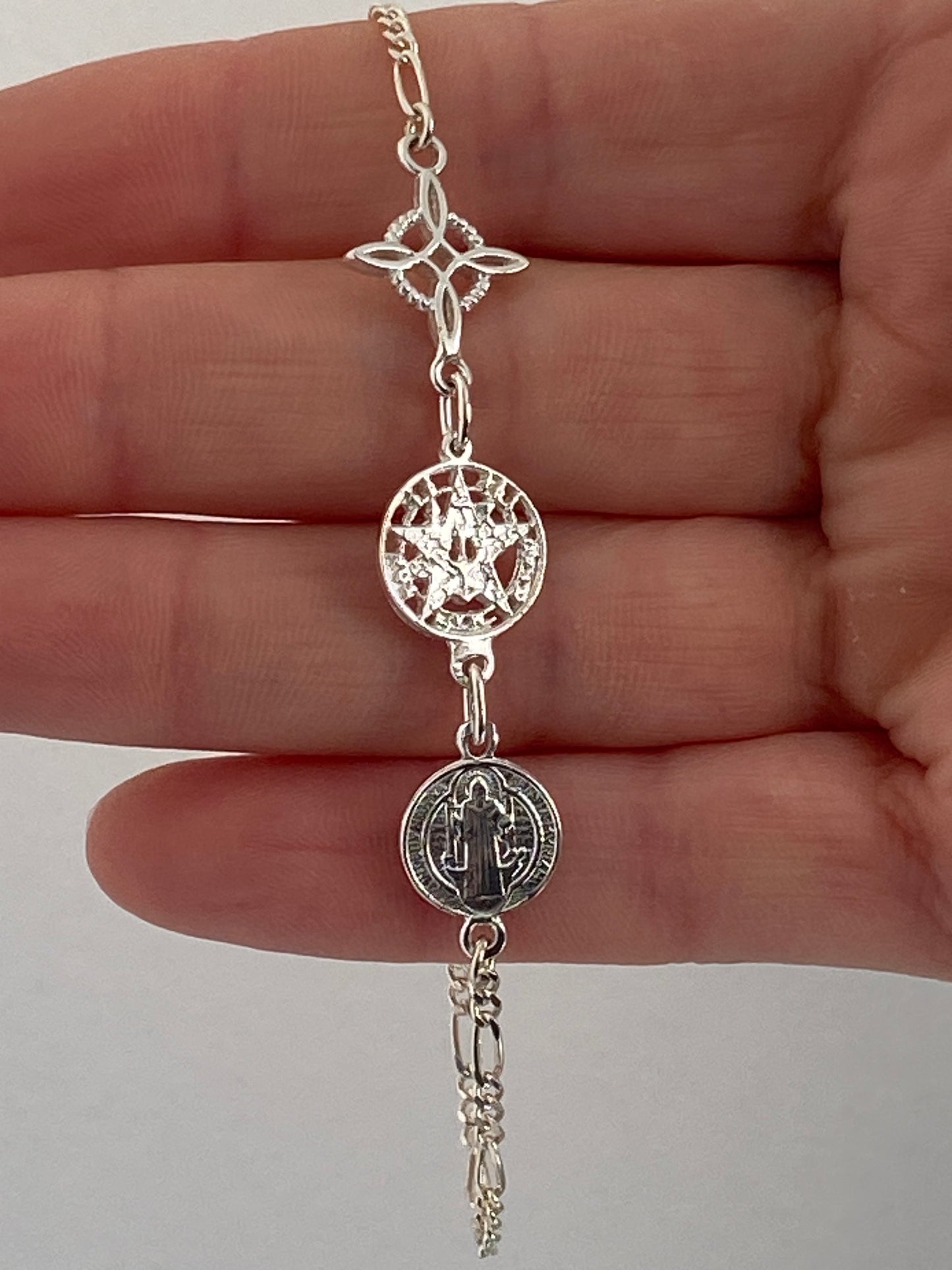 Pulsera Plata Triple Protección (Nudo Bruja, Tetragramatón y San Benito)