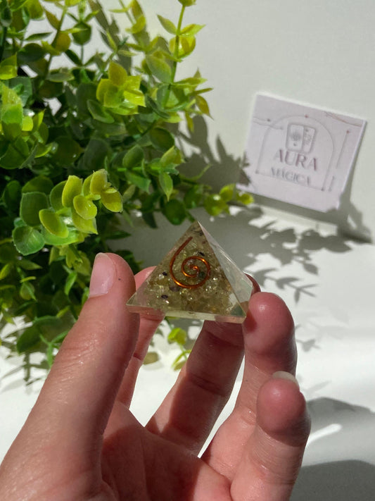 Pirámide Orgonita de Peridoto en Resina con Espiral