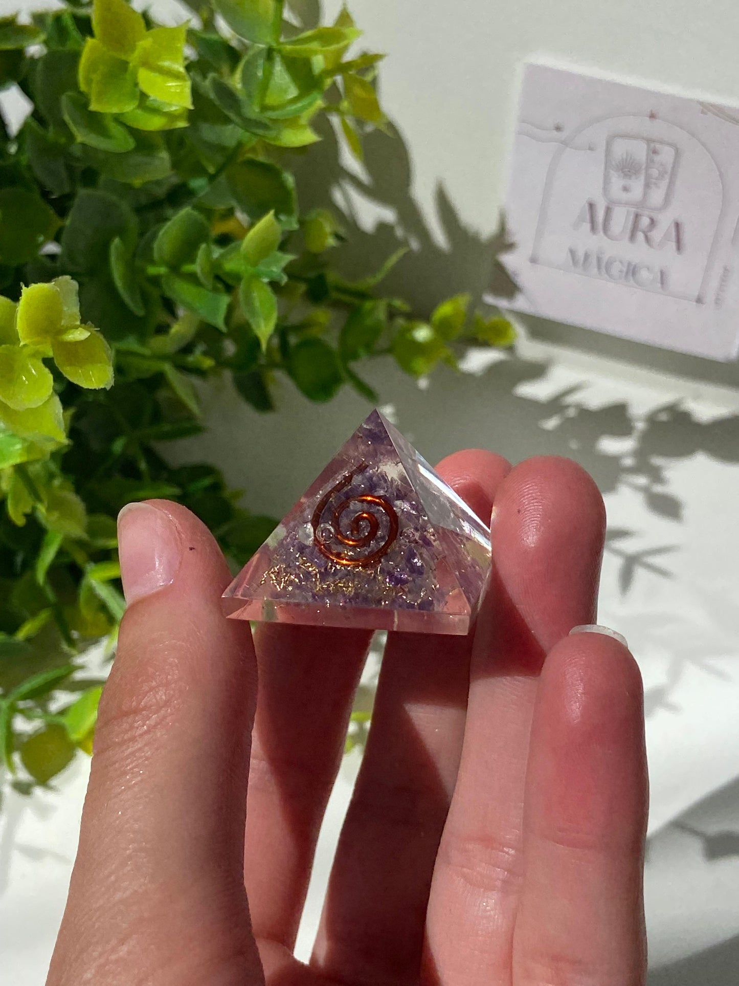 Pirámide Orgonita de Amatista en Resina con Espiral