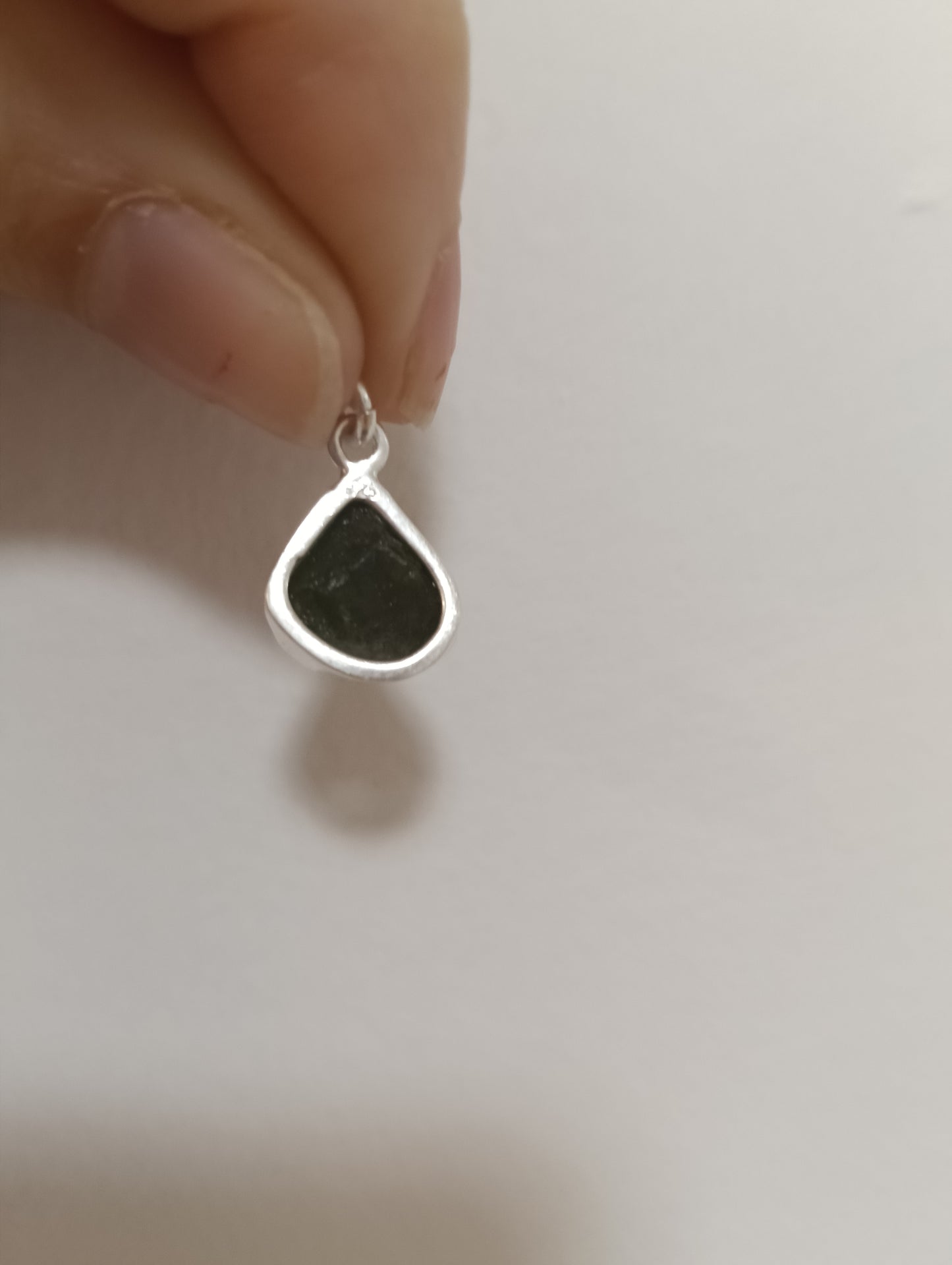 Moldavita en plata.