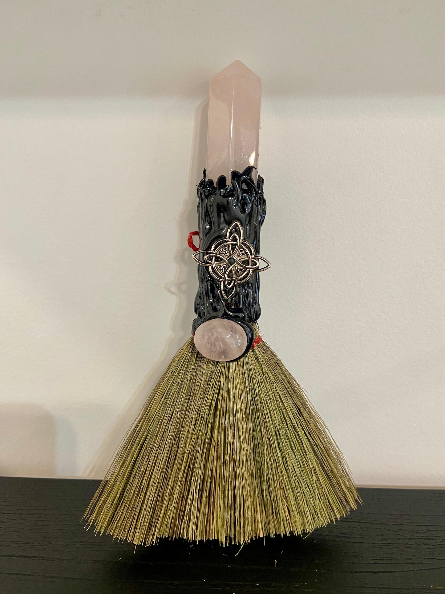 Escoba de bruja 🧹 con cuarzo rosa 🩷. Nudo de bruja