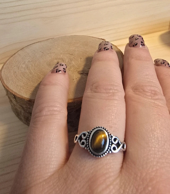 Anillo en plata, con piedra natural ojo de tigre.