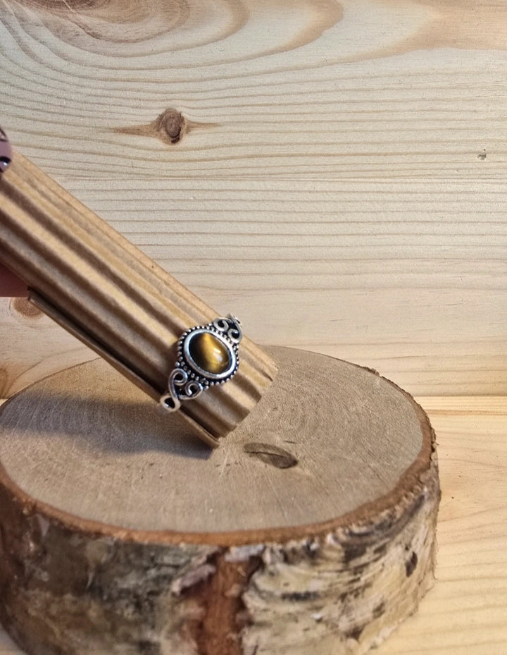 Anillo en plata, con piedra natural ojo de tigre.