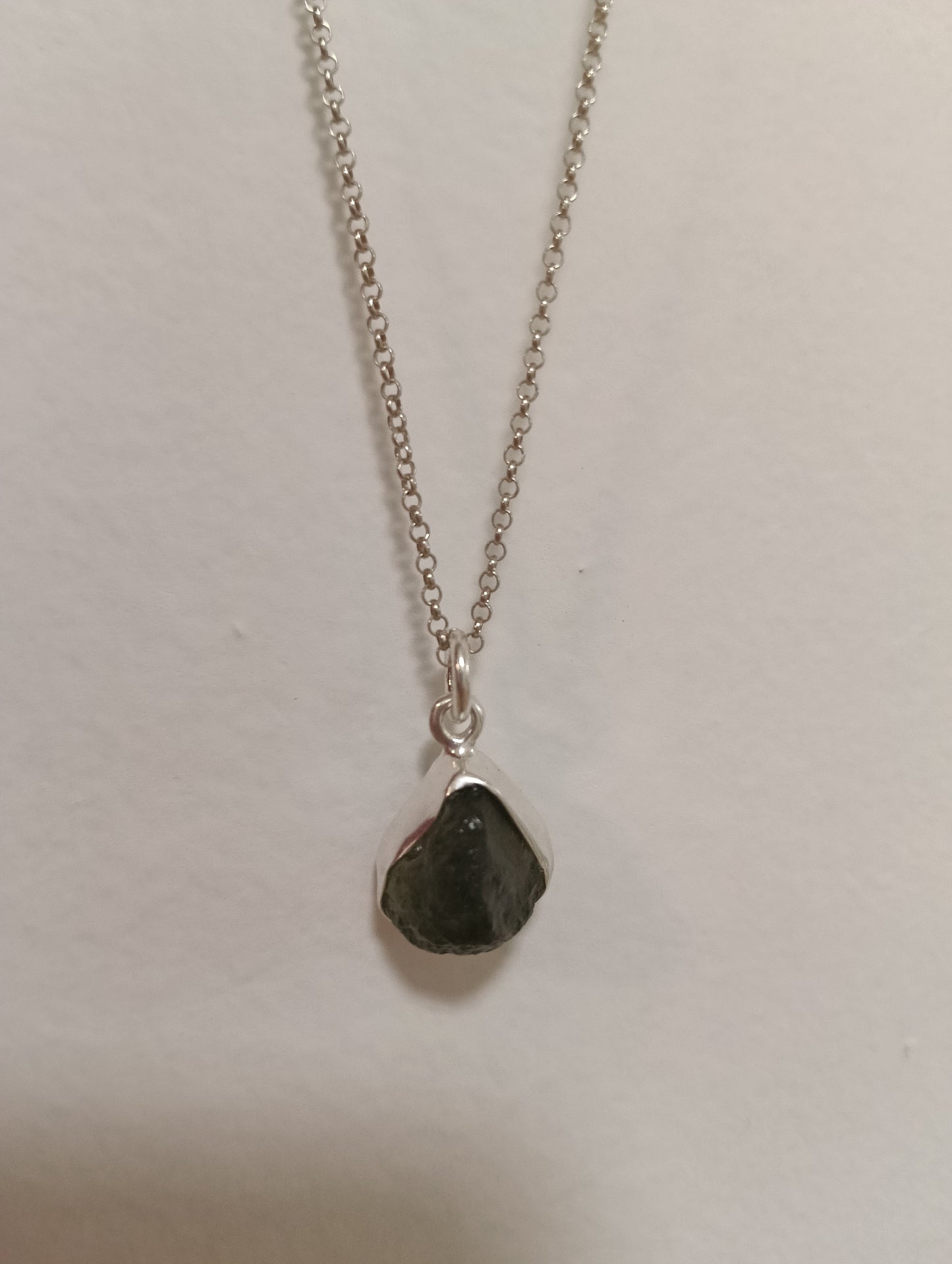 Moldavita en plata.