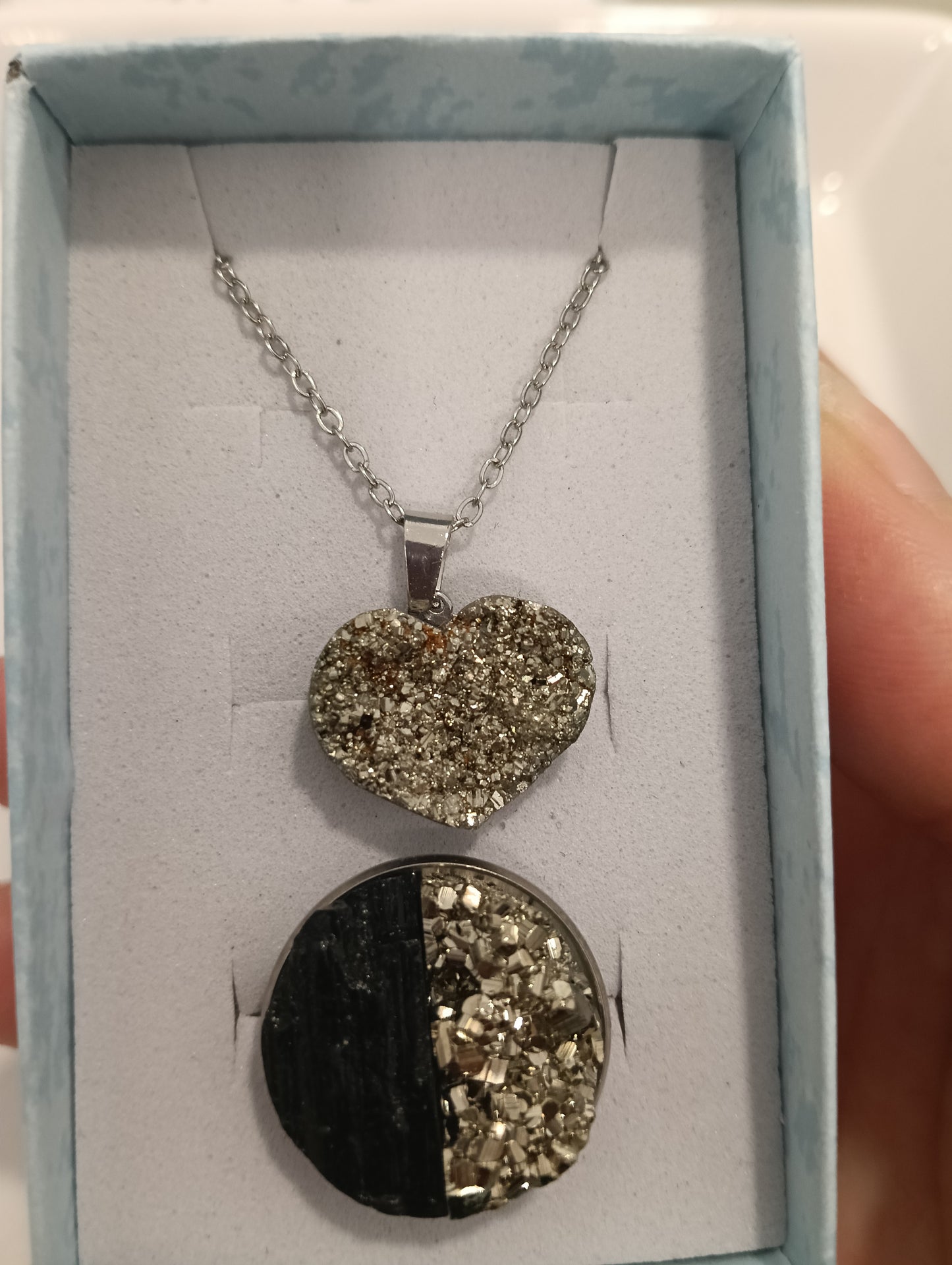 Conjunto de colgante corazón de pirita y anillo ajustable de acero ( pirita y turmanila)