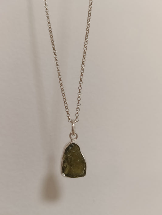 Moldavita en plata.