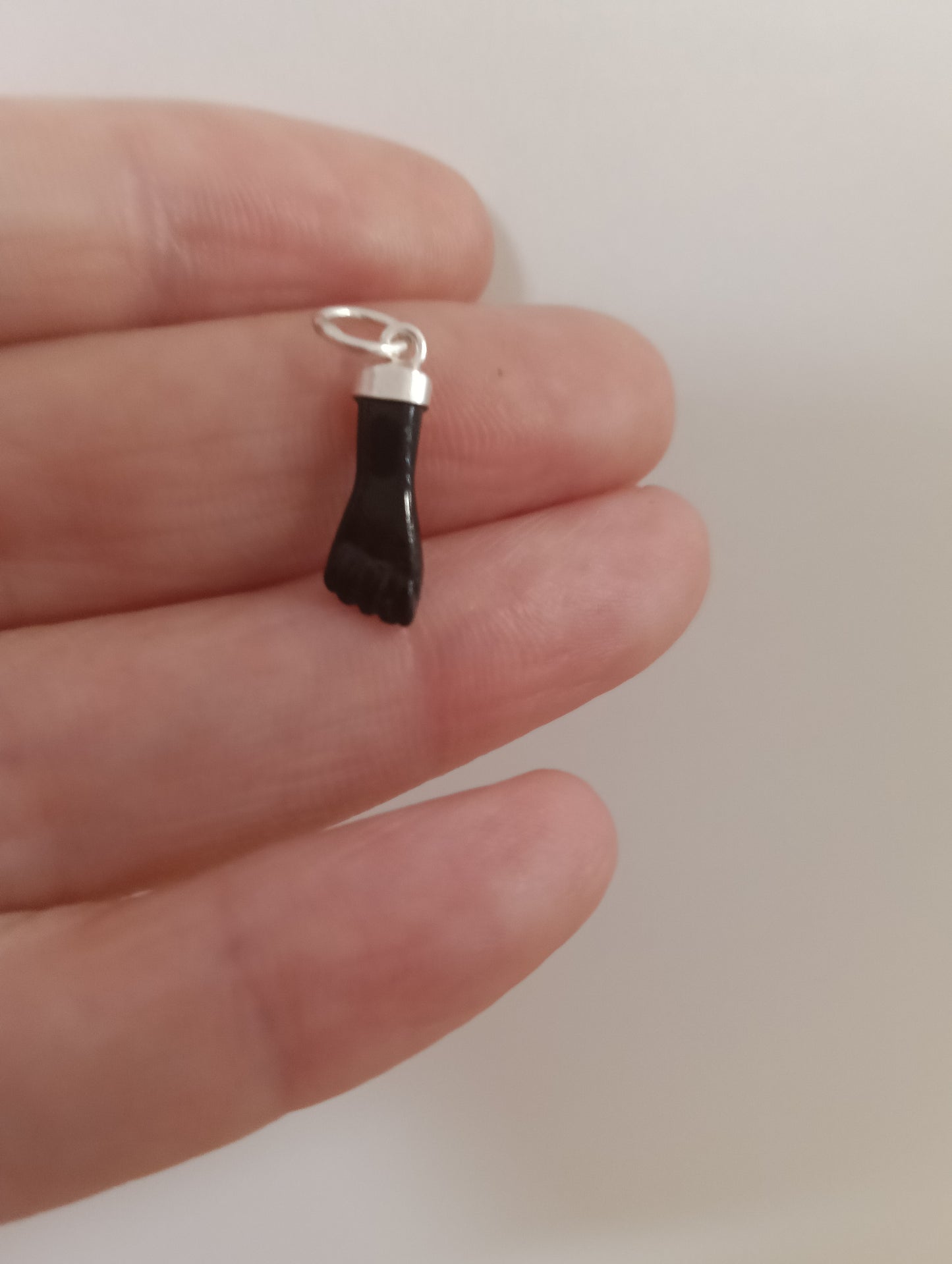 Fija o puño de azabache