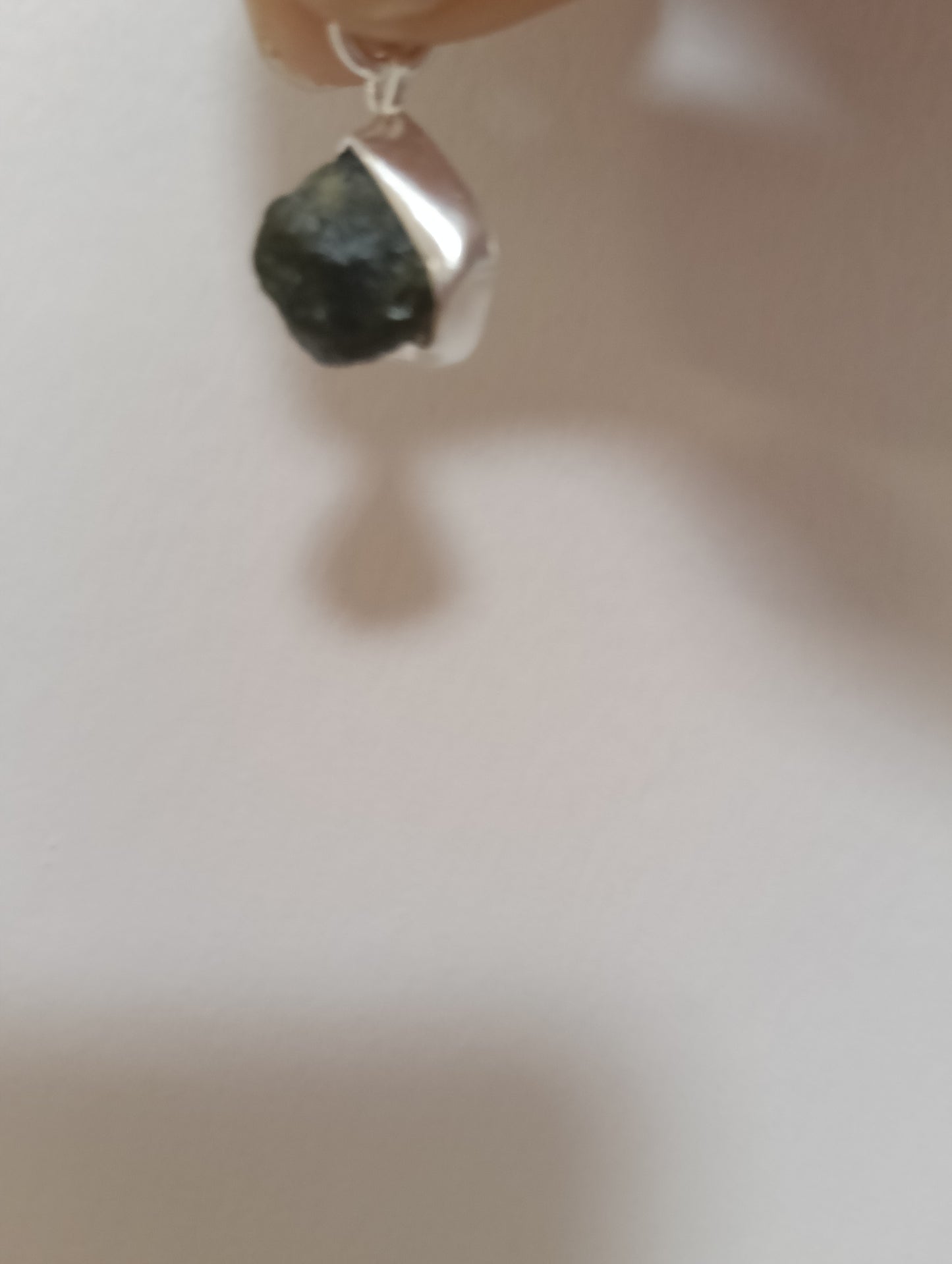 Moldavita en plata.