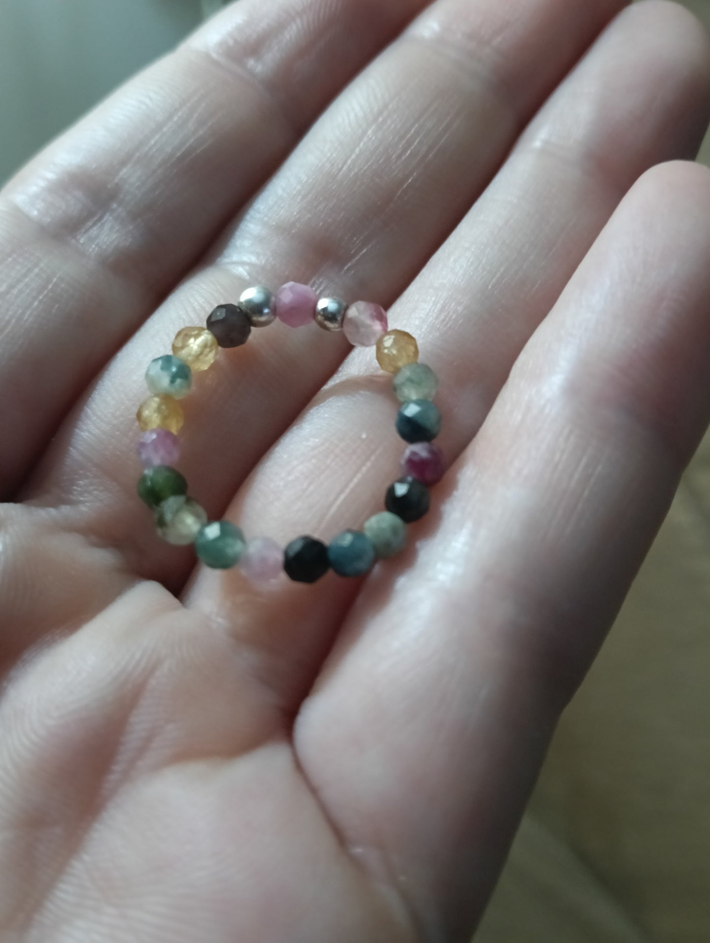 Anillo facetado elástico. ( Turmalina sandia o multicolor)